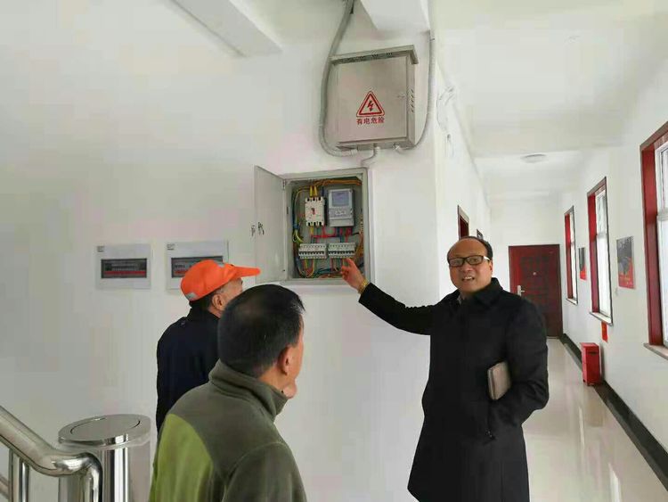 洛阳春瑾节能主任胡火安先生对巩义货场进行节电评估(图2)