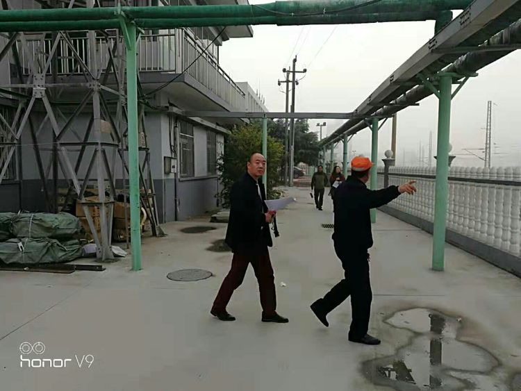 洛阳春瑾节能主任胡火安先生对巩义货场进行节电评估(图5)